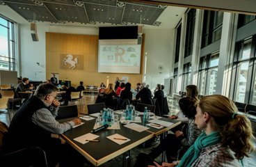 Im Forum Rosenstein treffen sich Stimmen der Stadtgesellschaft und Vertreterinnen und Vertreter des Gemeinderats. Foto: Leif Piechowski
