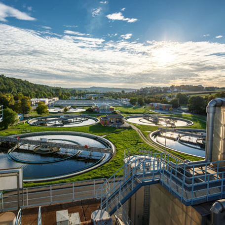 Blick über das Hauptklärwerk Mühlhausen in Richtung Stuttgart. Foto: Stadtentwässerung Stuttgart