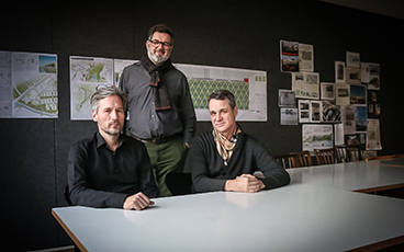 Das Team: Cem Arat und Markus Weismann von asp Architekten und Landschaftsarchitekt Jochen Koeber (v. l.). Foto: Julian Rettig