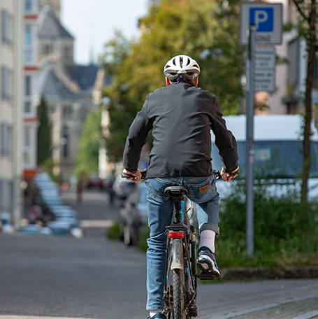 Ein Fahrradfahrer fährt durch eine Stadt. Rechts sind Häsuer zu erkennen. Der Radfahrer ist von hinten zu sehen. Foto: Leif Piechowski/Stadt Stuttgart