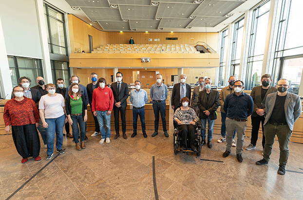 Das Foto zeigt die Mitglieder des Beteiligungsbeirats im großen Sitzungssaal des Rathauses.