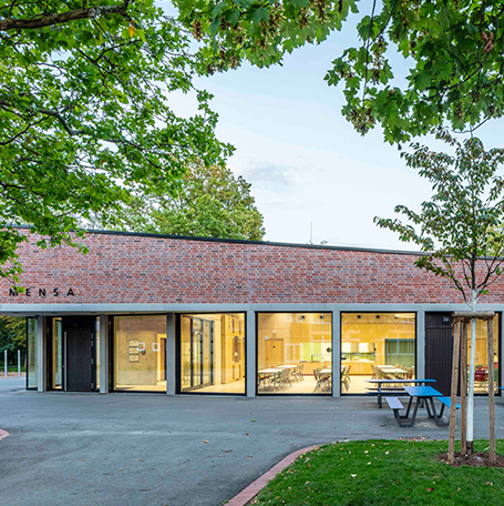 Die Mensa mit Terrasse vom Schulhof aus./Foto: Wolf‐Dieter Gericke, Waiblingen