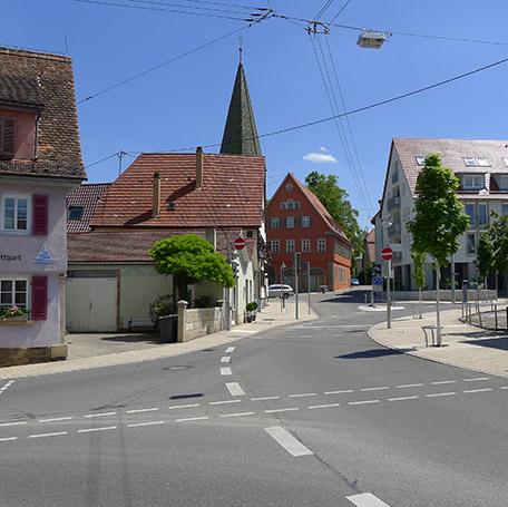 Straßenkreuzung in der Ortsmitte von Plienigen mit Fachwerkhäusern und einem Kirchturm. / Foto: Rechte LHS