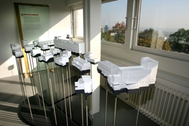 Die Internationale Bauausstellung 2027 soll ein Wegweiser f&uuml;r Architektur, Ingenieurskunst und Baukultur werden - wie vor hundert Jahren die Stuttgarter Weissenhofsiedlung, hier in einem originellen Modell des Weissenhofmuseums. Foto: Horst Rudel