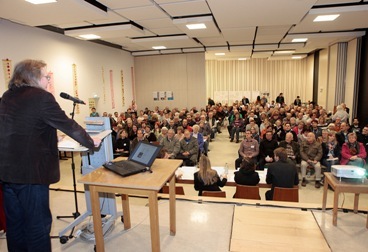 Vollbesetzt war der Saal der katholischen Kirchengemeinde, als Bürgermeister Pätzold die Besucher begrüßte. Foto: Thomas Hörner