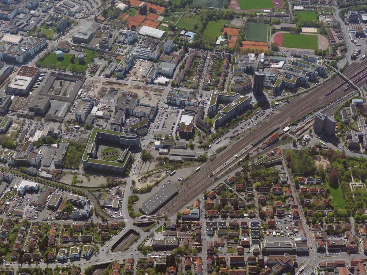 Blick auf den Vaihinger Bahnhof und einen Teil des Synergieparks. Auf den Flächen am oberen rechten Rand plant die Allianz den Neubau ihrer Zentrale. Luftbild: Stadtmessungsamt/Stadt Stuttgart