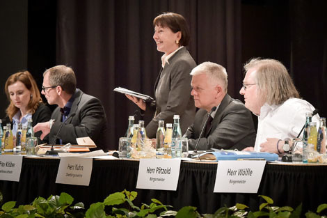 Oberbürgermeister Fritz Kuhn mit Bezirksvorsteherin Andrea Klöber (Mitte) und den Bürgermeistern Isabel Fezer, Dirk Thürnau und Peter Pätzold bei der Einwohnerversammlung. Foto: Ferdinando Iannone