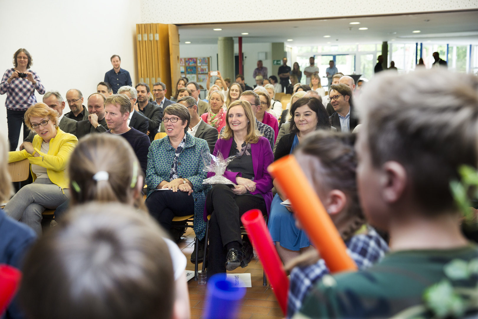 Bürgermeisterin Isabel Fezer (Vierte von links) bei der Einweihung des Erweiterungsbaus der Mühlbachhofschule. Foto: Horst Rudel