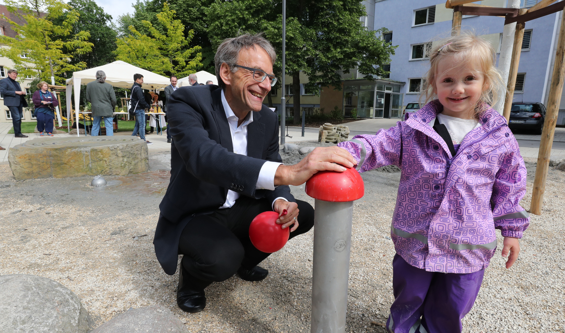 B&uuml;rgermeister Werner W&ouml;lfle er&ouml;ffnet den neuen Park am Gesundheitsamt.