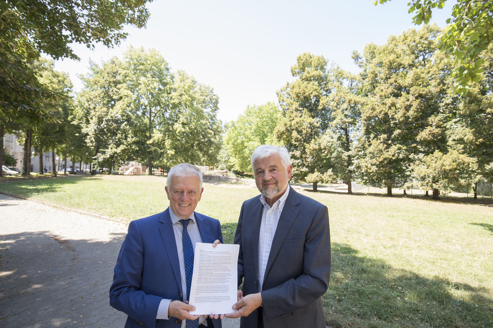 Regierungspr&auml;sident Wolfgang Reimer (l.) &uuml;berreicht OB Fritz Kuhn die F&ouml;rderbescheide in H&ouml;he von rund 8,9 Millionen Euro. Foto: Lichtgut/Piechowski/Stadt StuttgartRegierungspr&auml;sident Wolfgang Reimer (l.) &uuml;berreicht OB Fritz Kuhn die F&ouml;rderbescheide in H&ouml;he von rund 8,9 Millionen Euro. Foto: Lichtgut/Piechowski/Stadt Stuttgart