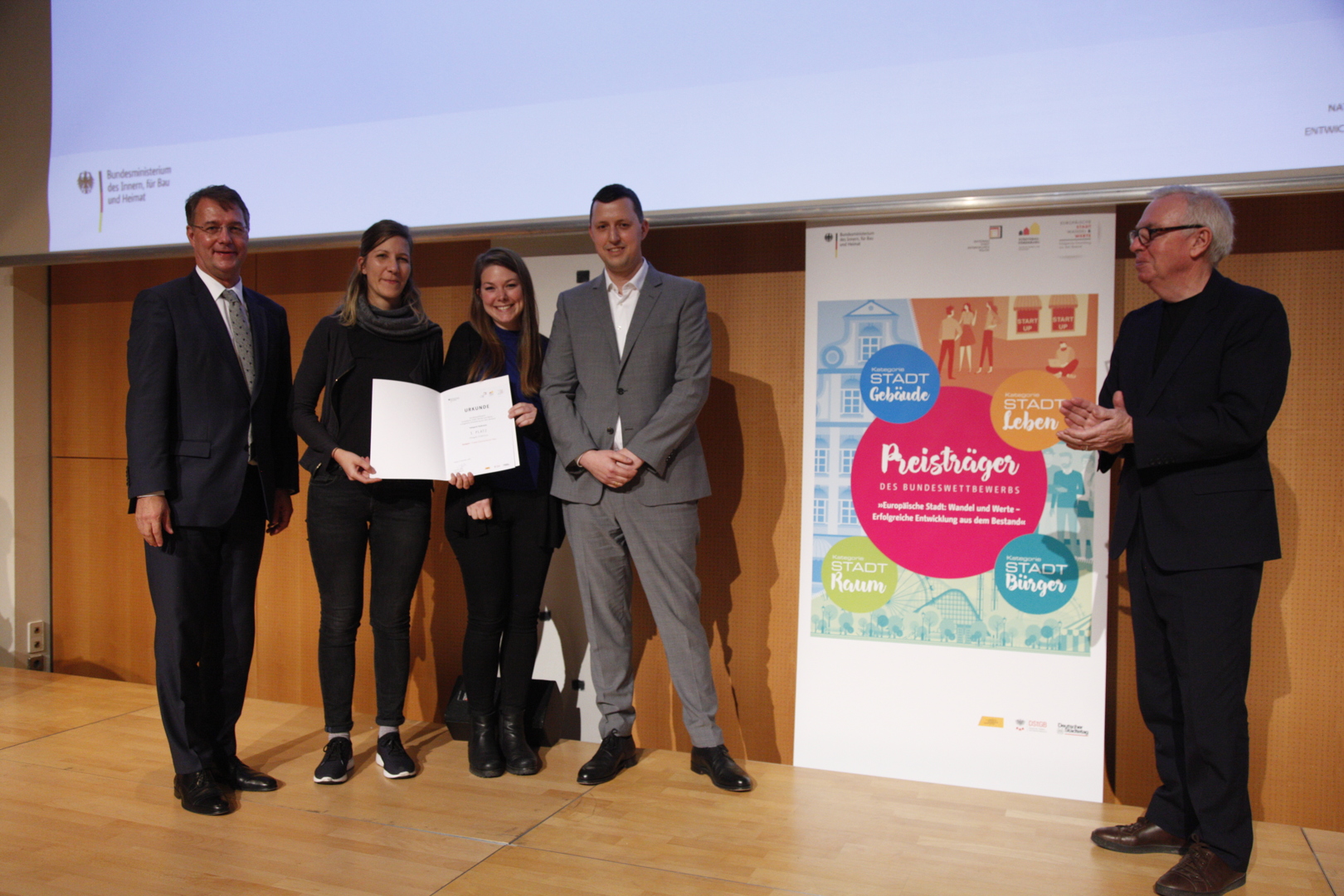 Erster Platz in der Kategorie "Stadtraum" für das Projekt "Österreichischer Platz". Von links nach rechts:  Gunther Adler, Staatssekretär des Bundesinnenministeriums, Carolin Lahode und Elisabeth Schaumann, Stadtlücken e.V. Matthias Pfeiffer, Wirtschaftsförderung der Landeshauptstadt Stuttgart und Sir David Chipperfield. Foto: Andreas Simon