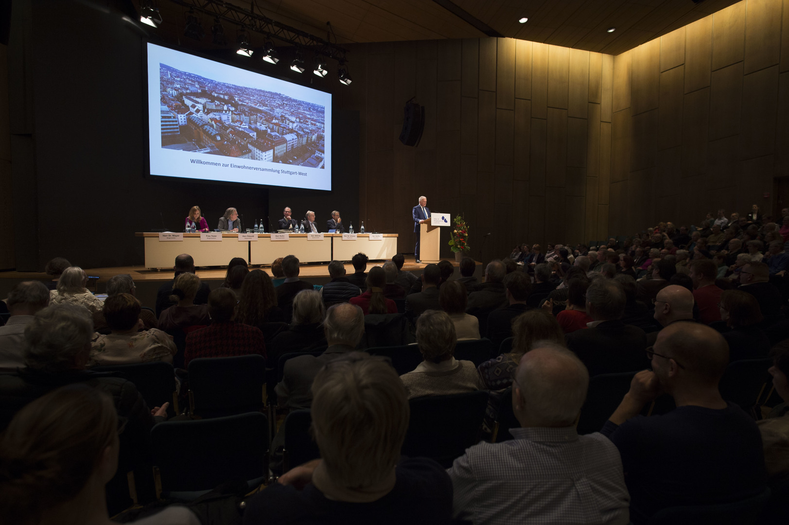 Bei der Aussprache antworteten OB Fritz Kuhn, die Bürgermeisterin und Bürgermeister auf die vielfältigen Fragen der Besucher. Foto: Leif Piechowski