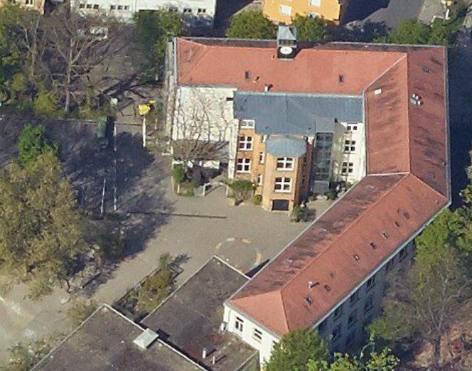 Der geplante Neubau wird den Schulhof der Elise von König-Schule umschließen und gegen die Wohnbebauung abschirmen. Foto: Stadtmessungsamt/Stadt Stuttgart