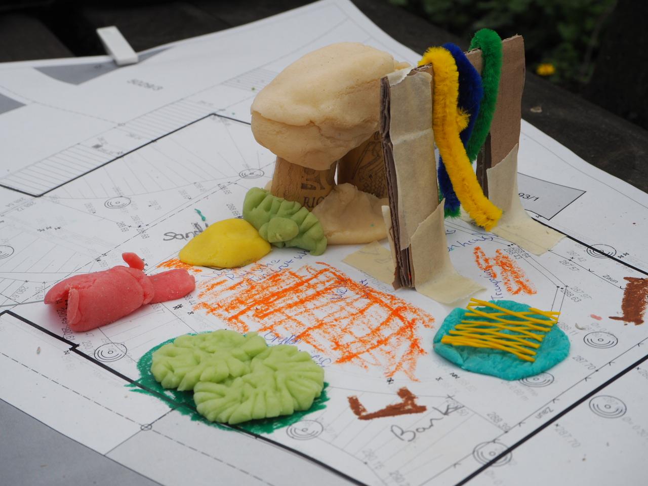 Beim Modellbau haben die Kinder ihre Spielplatzideen dreidimensional umgesetzt. Foto: Thomas Frank, Büro Freiraum und Landschaft