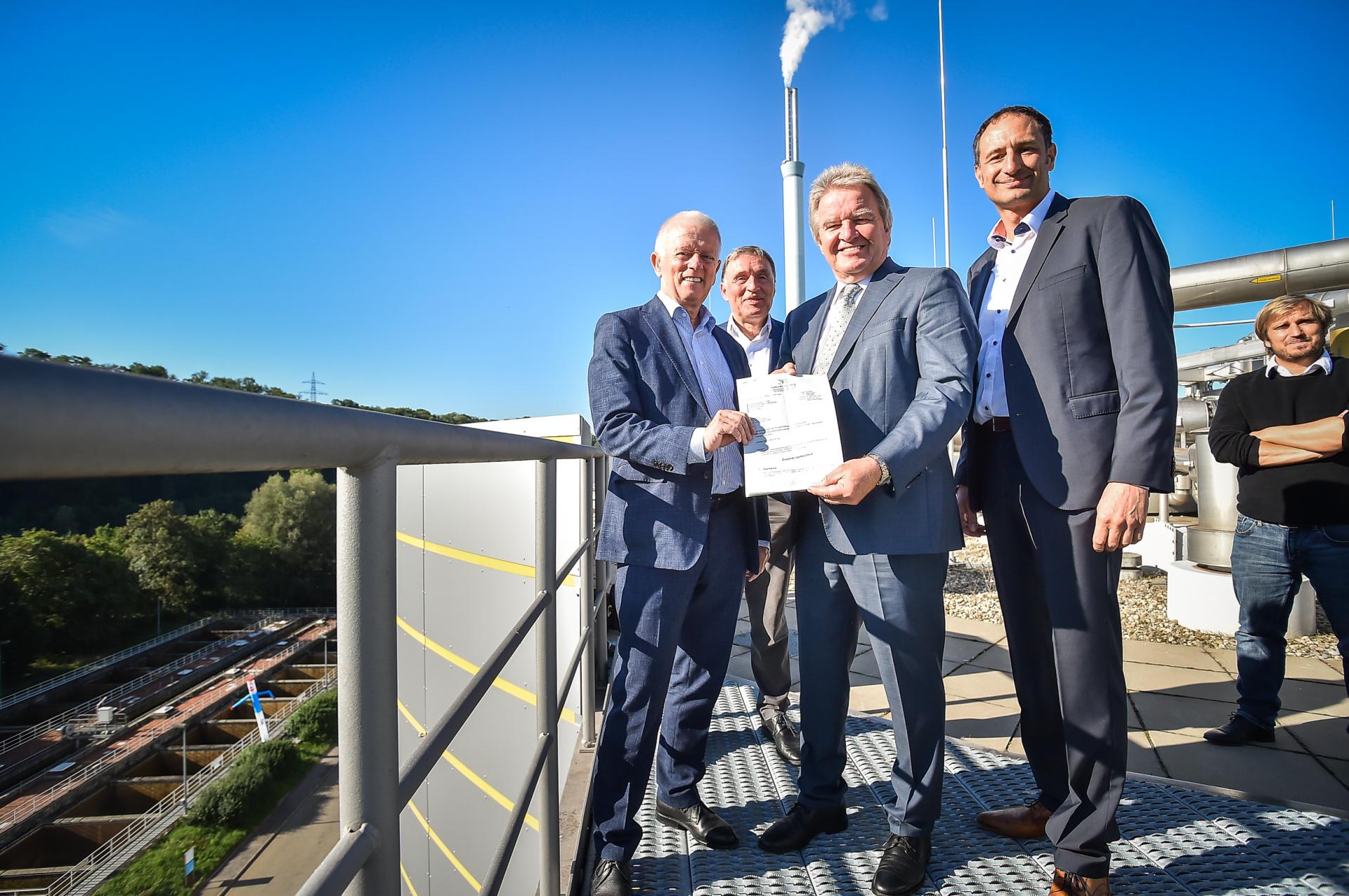 Bei der &Uuml;bergabe des F&ouml;rderbescheids im Hauptkl&auml;rwerk M&uuml;hlhausen (v.l.): Oberb&uuml;rgermeister Fritz Kuhn, Tiefbauamtsleiter Wolfgang Schanz, Umweltminister Franz Untersteller und Boris Diehm von der Stadtentw&auml;sserung Stuttgart. Foto: Ferdinando Iannone/Stadt Stuttgart