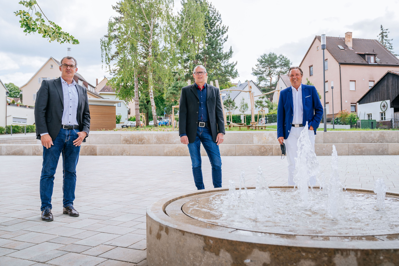 Er&ouml;ffnung des neu gestalteten Kelterplatzes. Personen v.l.n.r.: J&uuml;rgen Mutz, Leiter Tiefbauamt, Dirk Th&uuml;rnau, Technischer B&uuml;rgermeister, Ralf Bohlmann, Bezirksvorsteher. Foto: Thomas Niedermueller, Rechte: LHS.