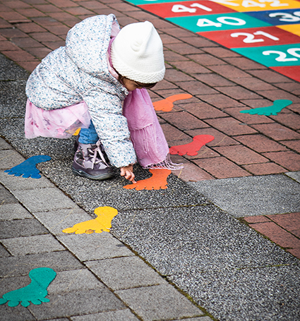 Bodenmarkierungen auf dem Freihofplatz  sollen Kinder zu mehr Bewegung anregen Foto: Frederik Laux/Stadt Stuttgart
