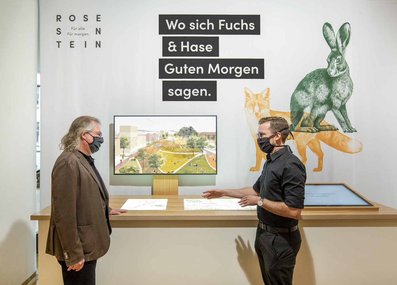 Fabian Schöttle (rechts), Leiter Kommunikation Rosenstein‐Quartier, zeigt Bürgermeister Peter Pätzold (links) die Inhalte der neuen Ausstellung zum Rosenstein‐Quartier. Foto: Leif Piechowski/Stadt Stuttgart
