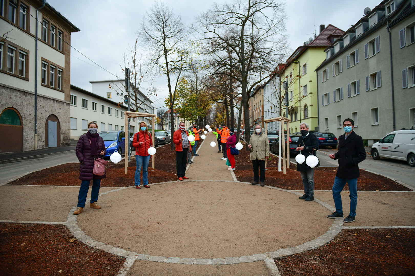 Bürgermeister Peter Pätzold und die Bürgerinitiative Villa Berg weihen den neuen Spazierweg in der Ostendstrasse ein. Foto: Leif Piechowski