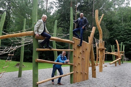 Der Leiter des Garten‐, Friedhofs‐ und Forstamts, Volker Schirner, der Abteilungsleiter Forsten und Servicebetriebe beim Garten‐, Friedhofs‐ und Forstamt, Dr. Matthias Holzmann, und Technikb&uuml;rgermeister Dirk Th&uuml;rnau (v.l.n.r.) haben den neuen Waldspielplatz eingeweiht. Foto: Thomas H&ouml;rner/Stadt Stuttgart