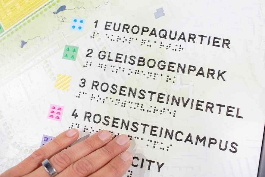 Barrierearme Stationen, wie Audiodeskriptionen, Geb&auml;rdensprachvideos, Informationen in leichter Sprache und zum Ertasten in Braileschrift erg&auml;nzen das Angebot. Foto: Leif Piechowski/LHS