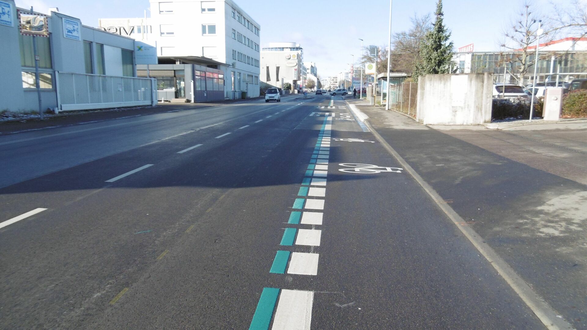 Neben einem Schutzstreifen für Radfahrende wurden auch zwei barrierefreie Bushaltestellen realisiert. Foto: Stadt Stuttgart