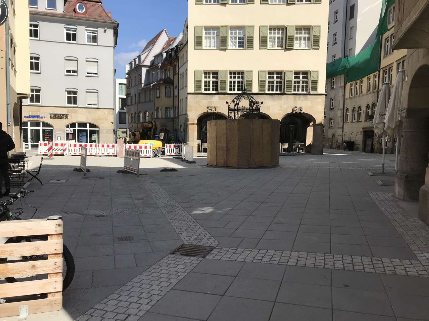 Das Bild zeigt den neu geplasterten Bereich um den Hans-im-Glück-Brunnen. Der Brunnen selbst ist noch von einem Holzverschlag geschützt. Foto: Tiefbauamt Stuttgart
