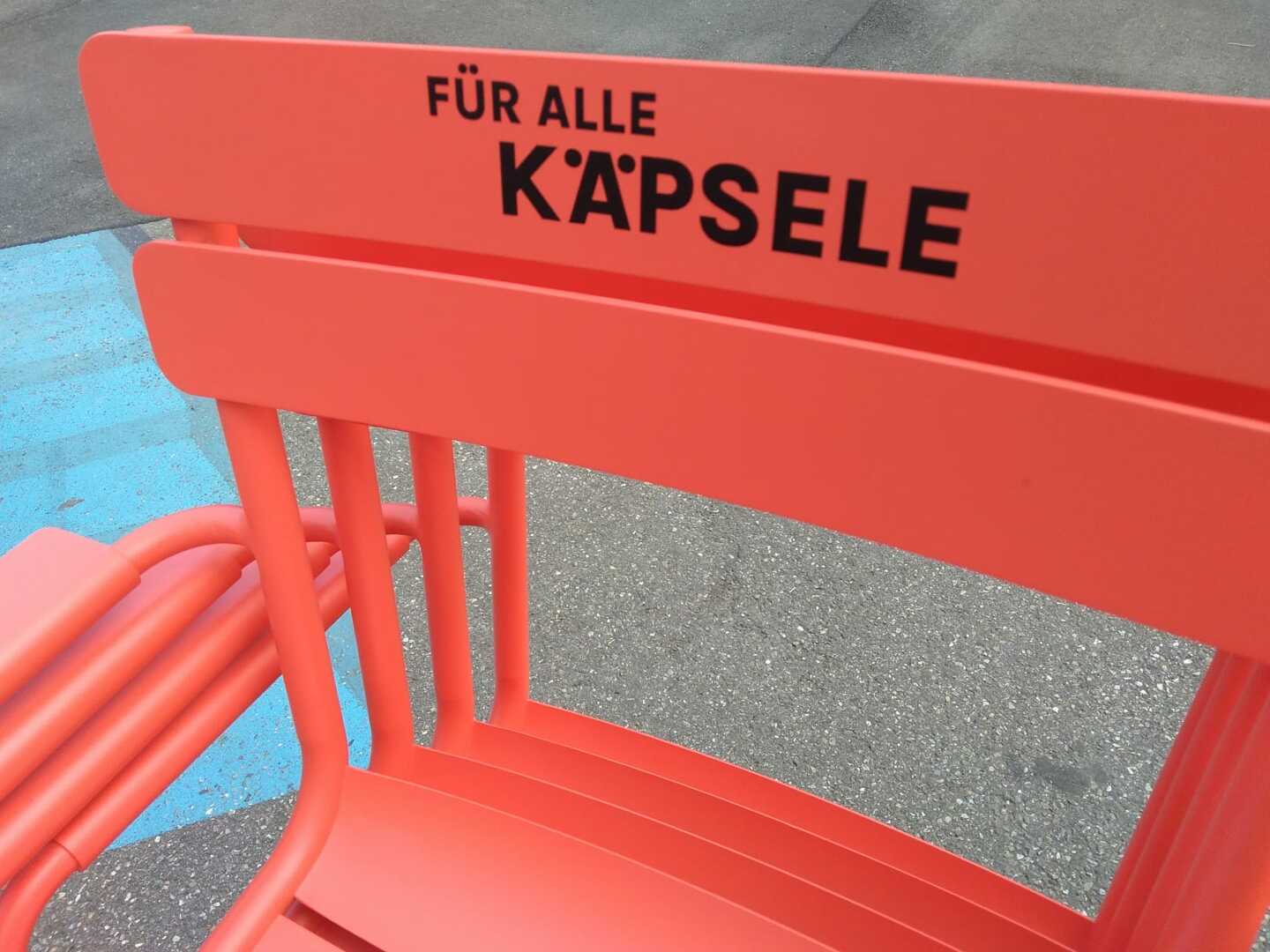 Detailaufnahme eines roten Stuhls mit der Aufschrift "Für alle Käpsele".