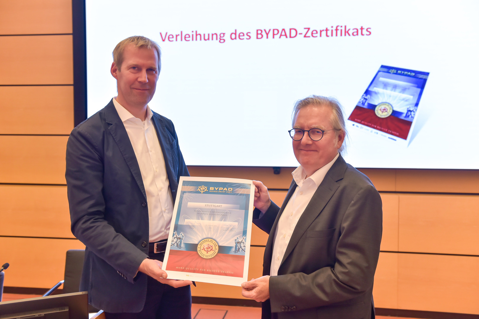 Bürgermeister Peter Pätzold (rechts) und BYPAD-Auditor Thomas Möller (links) mit dem BYPAD-Zertifikat. Foto: Max Kovalenko/Stadt Stuttgart