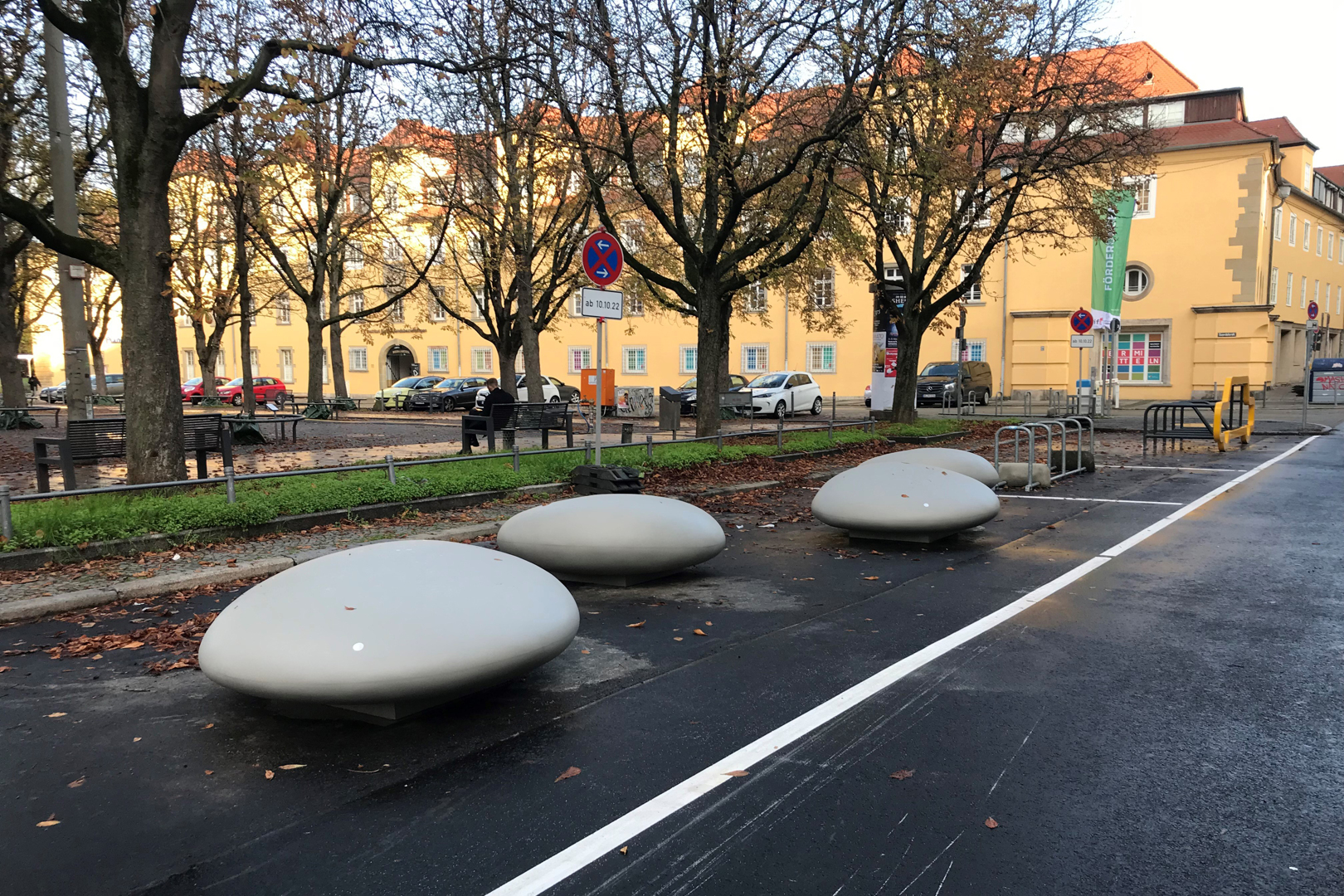Blick in die Dorotheenstraße in Richtung Karlsplatz und Planie. Rechts im Bereich der ehemaligen Parkplätze stehen neue Möblierungselemente. Foto: Stadt Stuttgart
