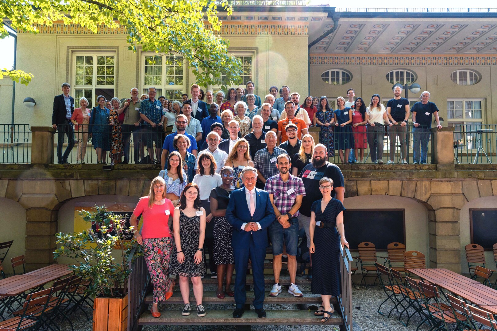 Oberbürgermeister Dr. Frank Nopper (vorne in der Mitte) mit den Mitgliedern des Bürgerrats Klima nach der letzten Arbeitssitzung. Foto: Ludmilla Parsyak/Stadt Stuttgart