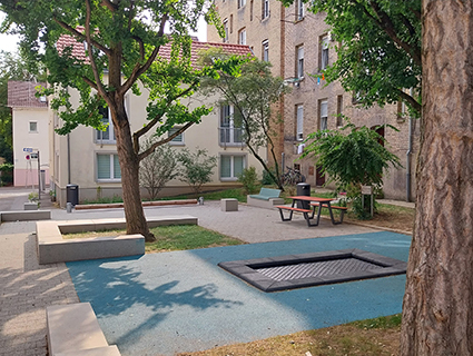 Die Multifunktionsfläche wurde mit einem Bodentrampolin ausgestattet.