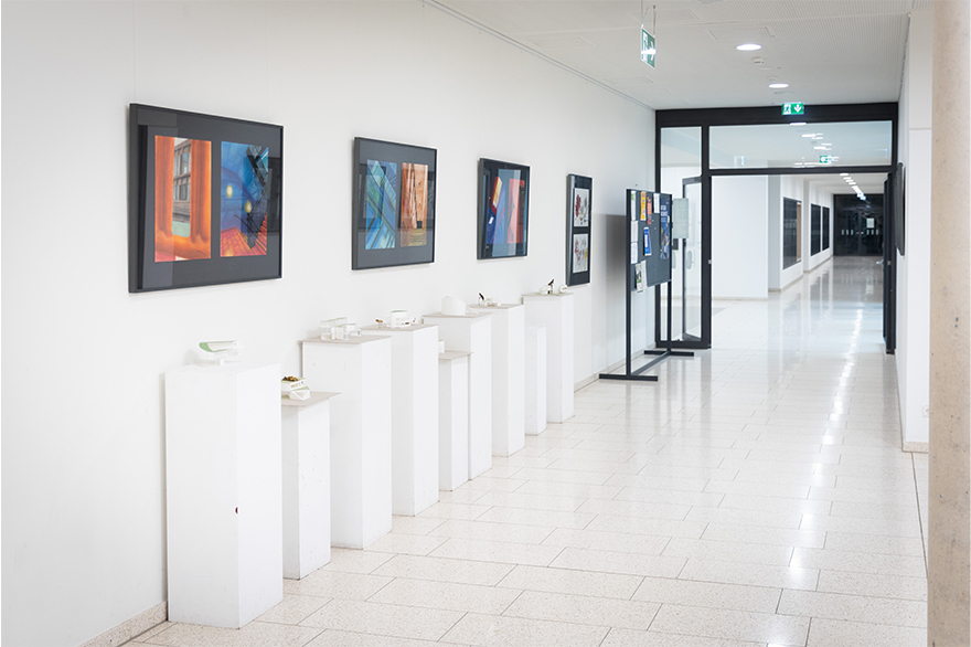 Blick in den hellen Eingangsbereich des Elly-Heuss-Knapp-Gymnasiums mit bunten Bildern an den weißen Wänden./Foto: Julian Rettig/Stadt Stuttgart