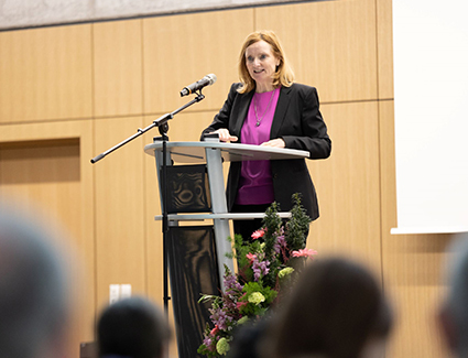 Isabel Fezer, die Bürgermeisterin für Jugend und Bildung der Landeshauptstadt Stuttgart, steht am Rednerpult./Foto: Julian Rettig/Stadt Stuttgart